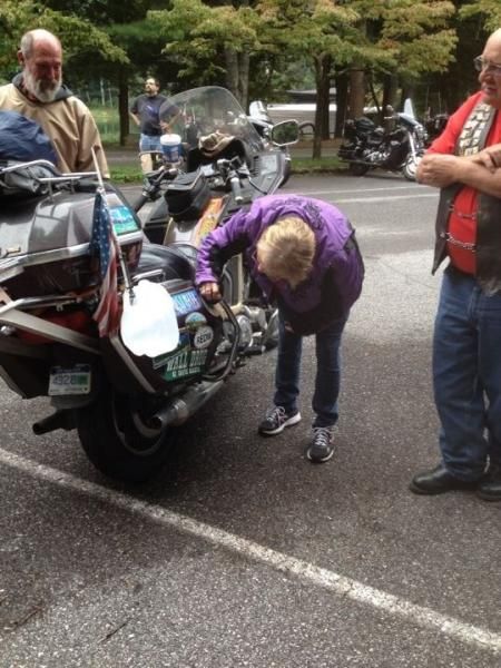 B2Mom signing Cowpuc's bike at Vogel.