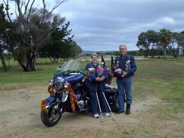 Aussie Annie & Quickstep   Albany 5.12.09 

Got the tinsel on the Quike and the "silly&qu