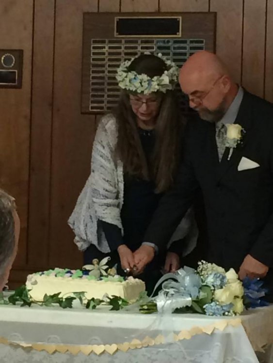 cutting wedding cake.jpg