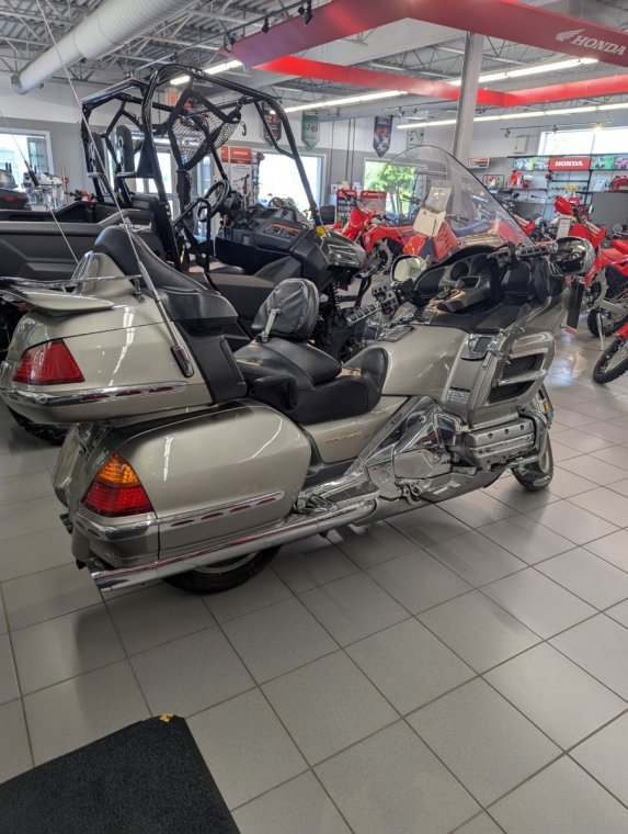 my 2002 Gold Wing side view.jpg